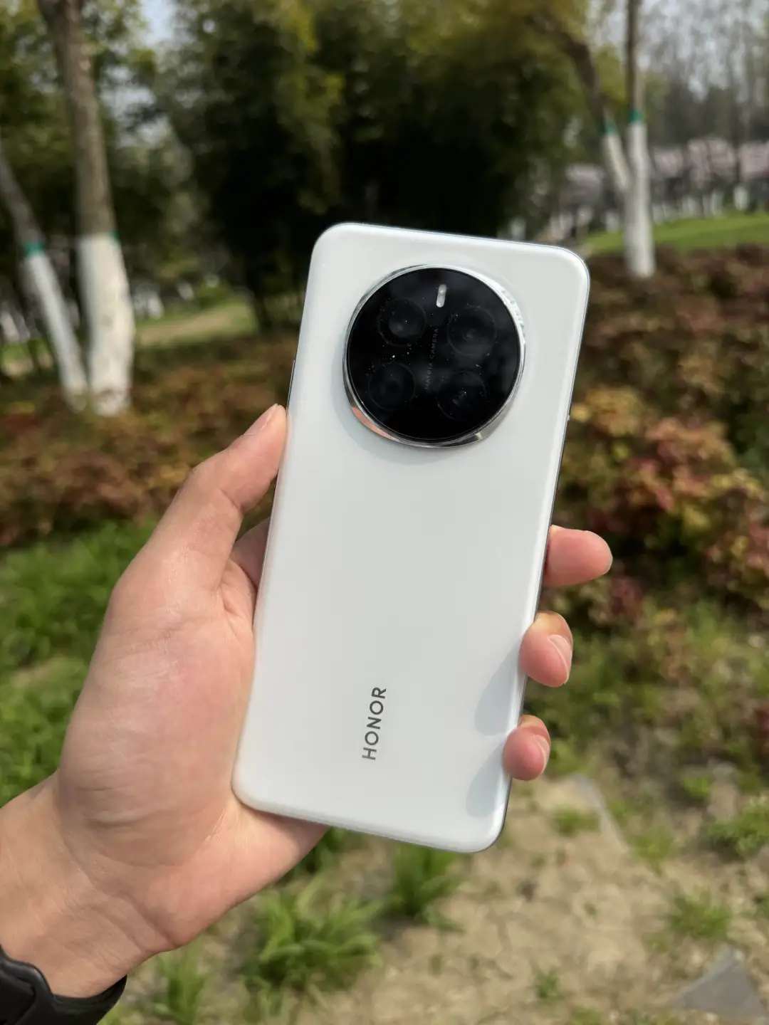 大家发现了没？不管是荣耀Magic7还是Magic8它们身上都有一个共...