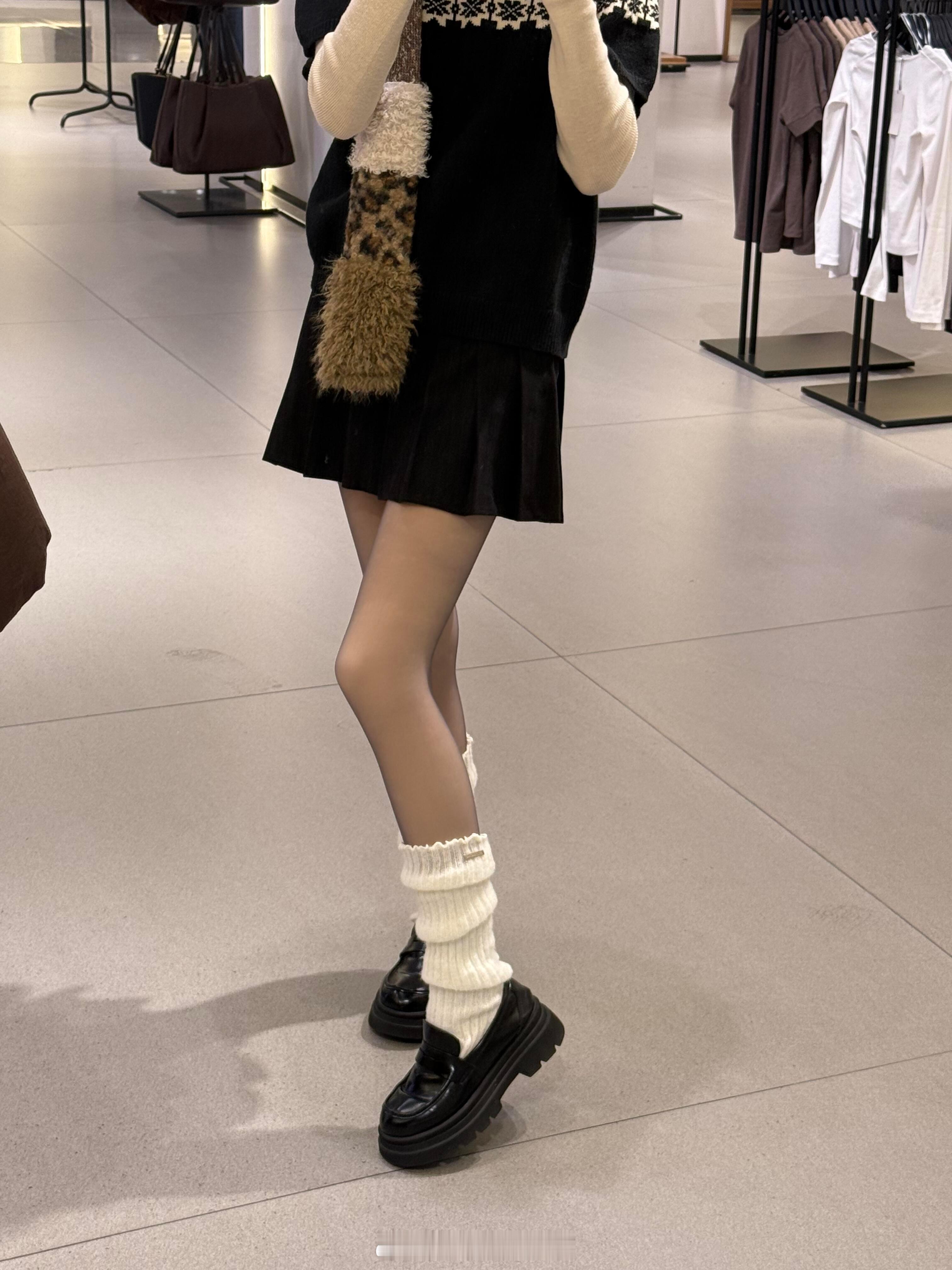 第一次穿黑透肤出门，感觉羞耻症犯了🥲…还被人说高个子穿感觉很傻大个，想知道其他