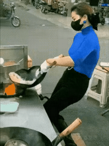 只要忍住一直戴口罩，就永远是网红，但是她没忍住摘了…人都是容易高估自己的美
