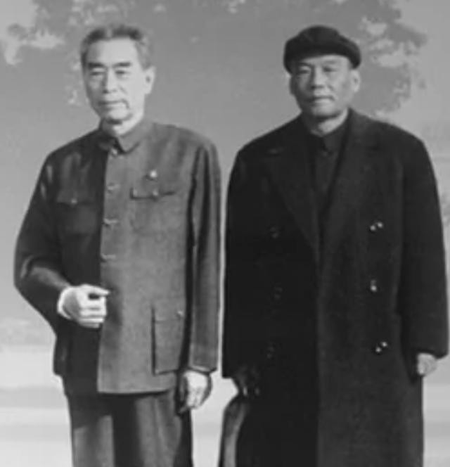 1961年，周总理在钓鱼台偶遇一个落单的少女，就问她：“你爸爸是谁？”少女说：“