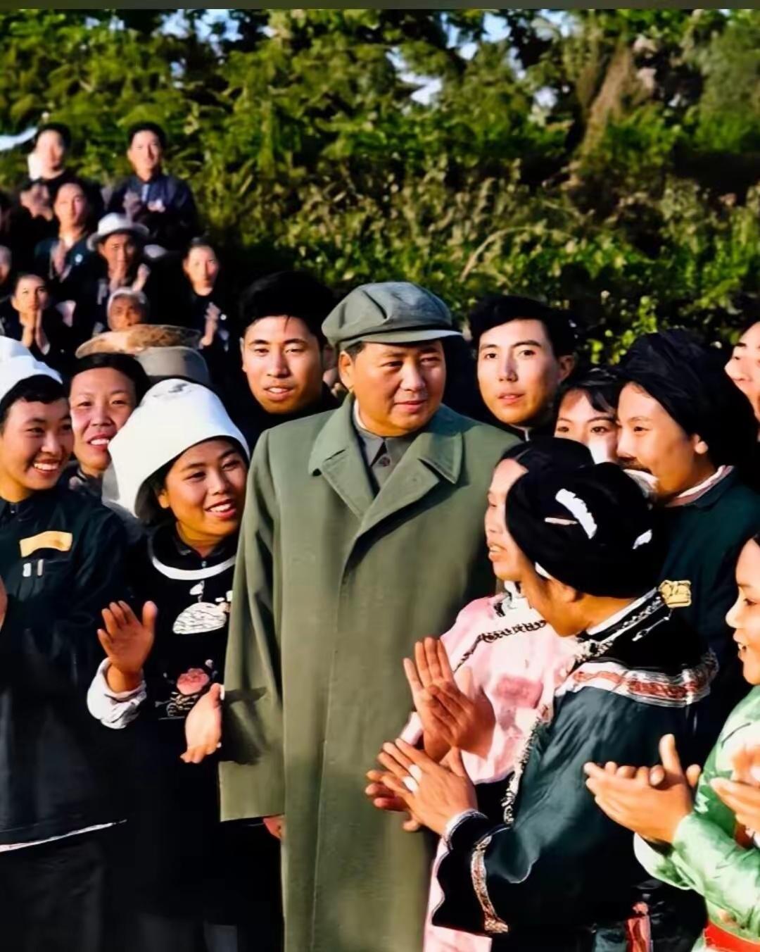 那时，毛主席走过祖国的村村寨寨，来到各族人民中间嘘寒问暖，感到特别开心。毛主席是