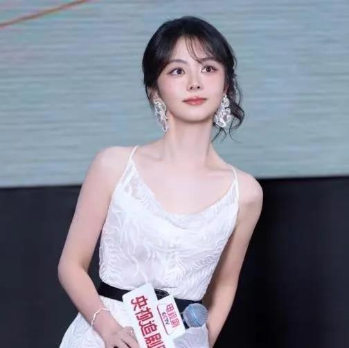 36岁的谭松韵往那一站，别人合照都得往后缩半步。9月15日《兰香如故》追剧团现场