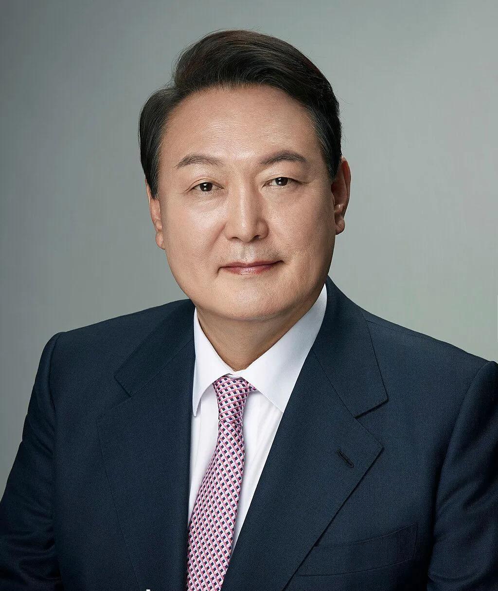 韩国政坛又出大案！前总统尹锡悦这回真摊上大事了！2月19日法院将对他的