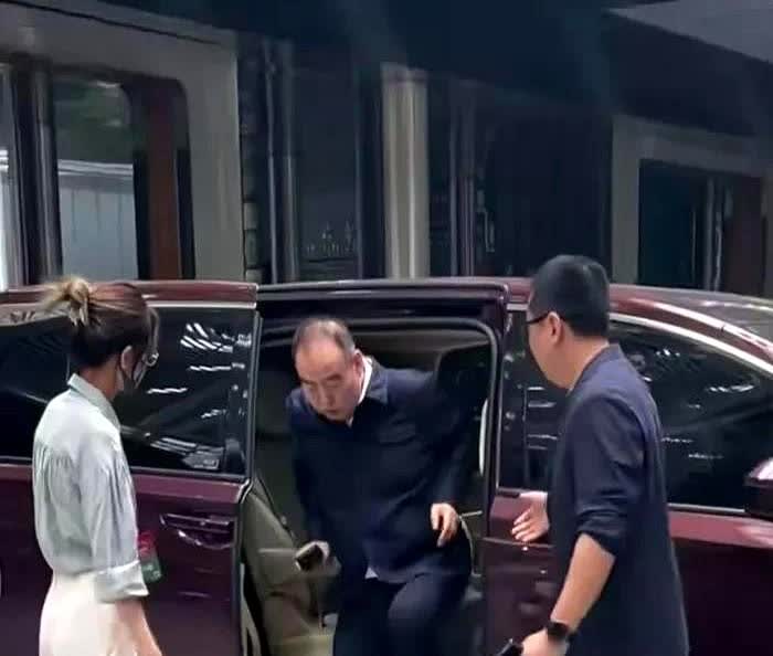 5月27日陈凯歌夫妇现身深圳，73岁的陈凯歌肉眼可见的老了不少，下车时身子笨重，