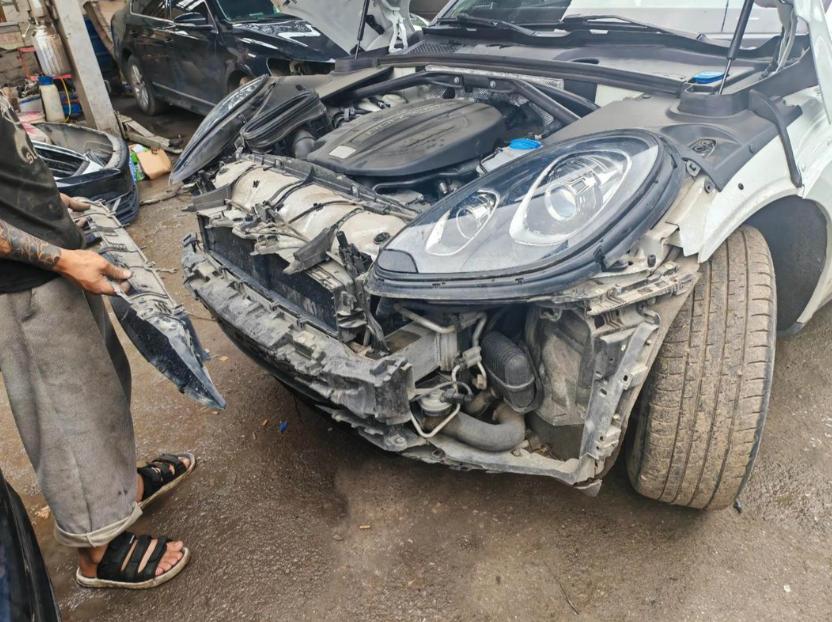 修一次车能花掉半辆车钱，你就说吓不吓人。现在新能源车是便宜，十万八万就能开走。