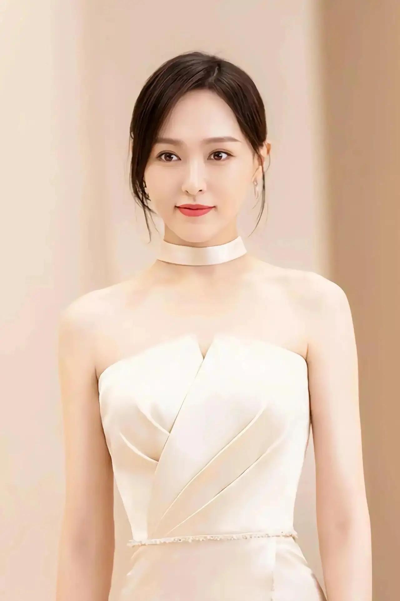 现在最糟心的应该是唐嫣了吧怎么也没想到,自己这辈子没吃过爱情的苦,却被同行背