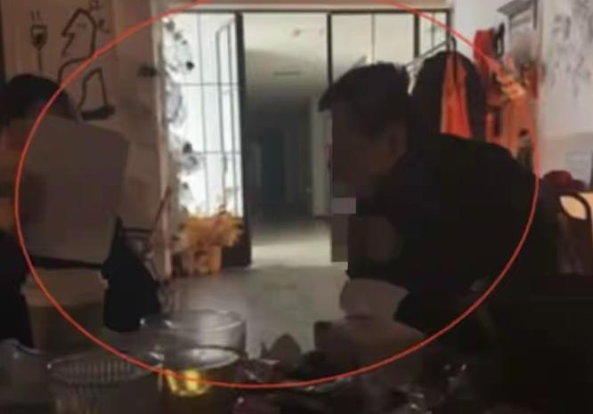 河南洛阳，男人大半夜去酒馆喝酒，和女店员聊天聊的火热，中间为了缓缓酒劲，就出去买