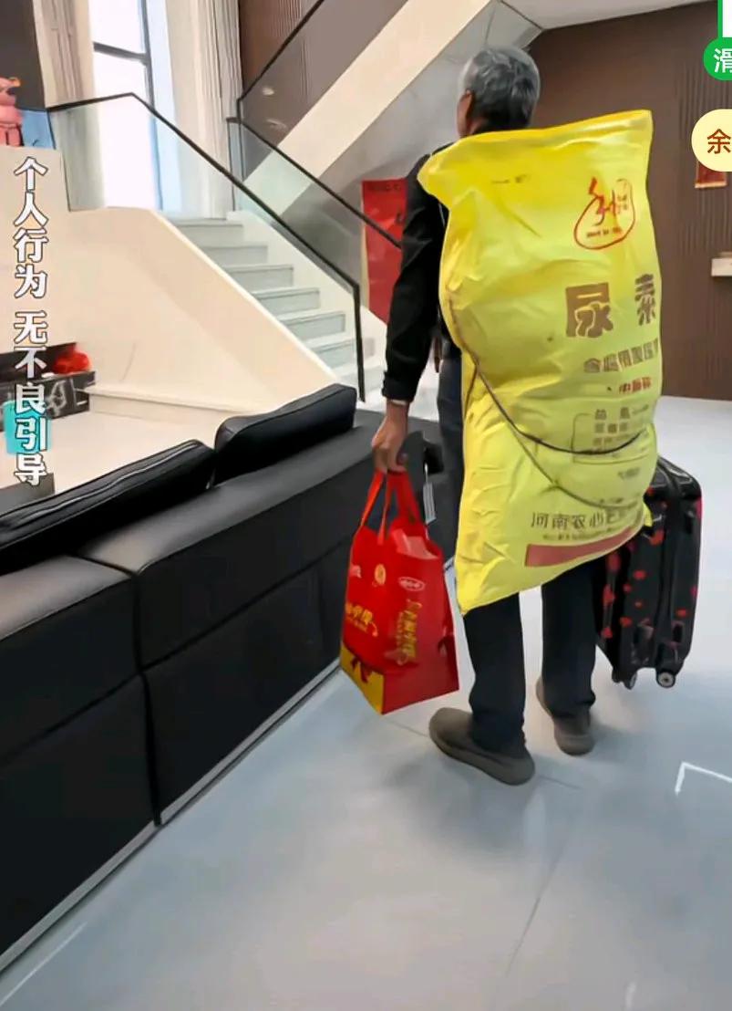 男子出去打工一年，老婆说儿子到结婚年龄把家简单装修一下，男子背着化肥袋子装的被