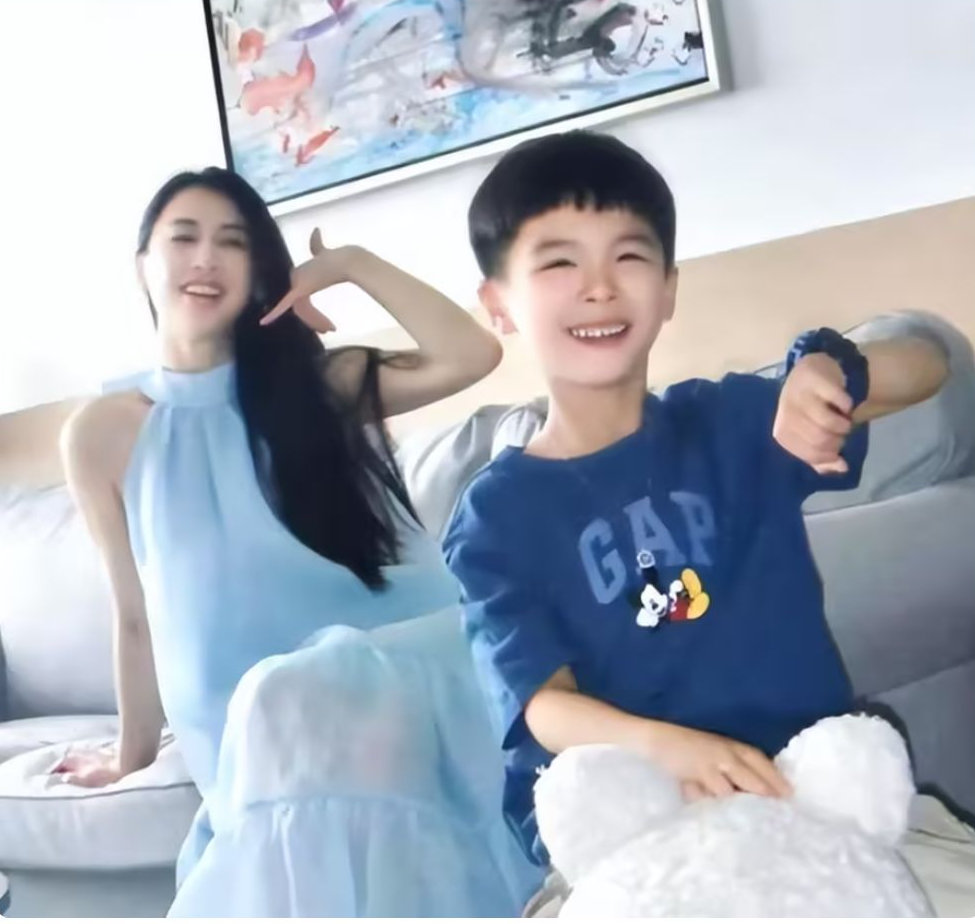 教育有一套，黄圣依曝光9岁儿子正面照，夸赞钢琴比赛获得第一名