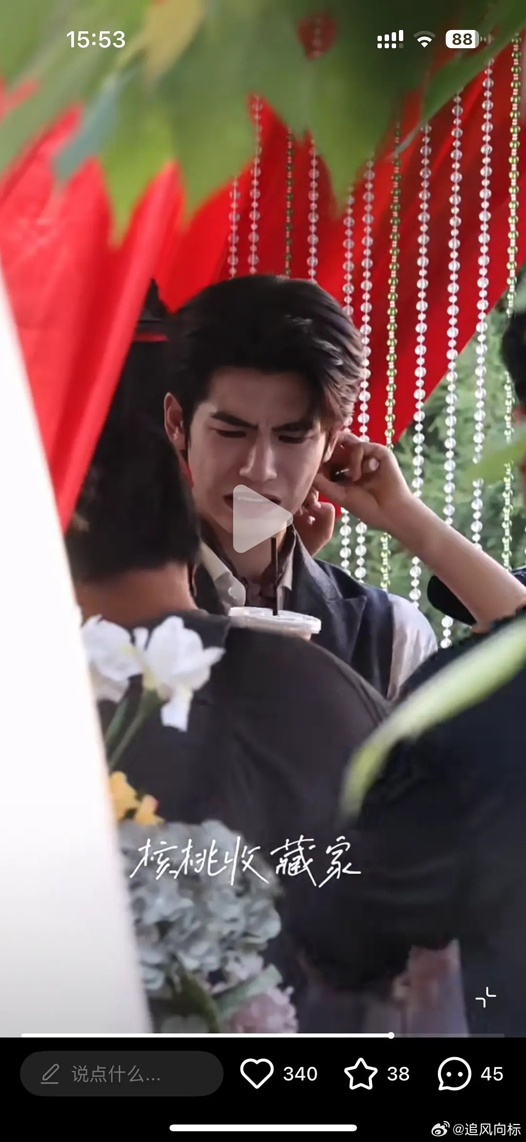 看着应该不像美式吧，这么难喝吗？张凌赫都皱眉成这个样子了。