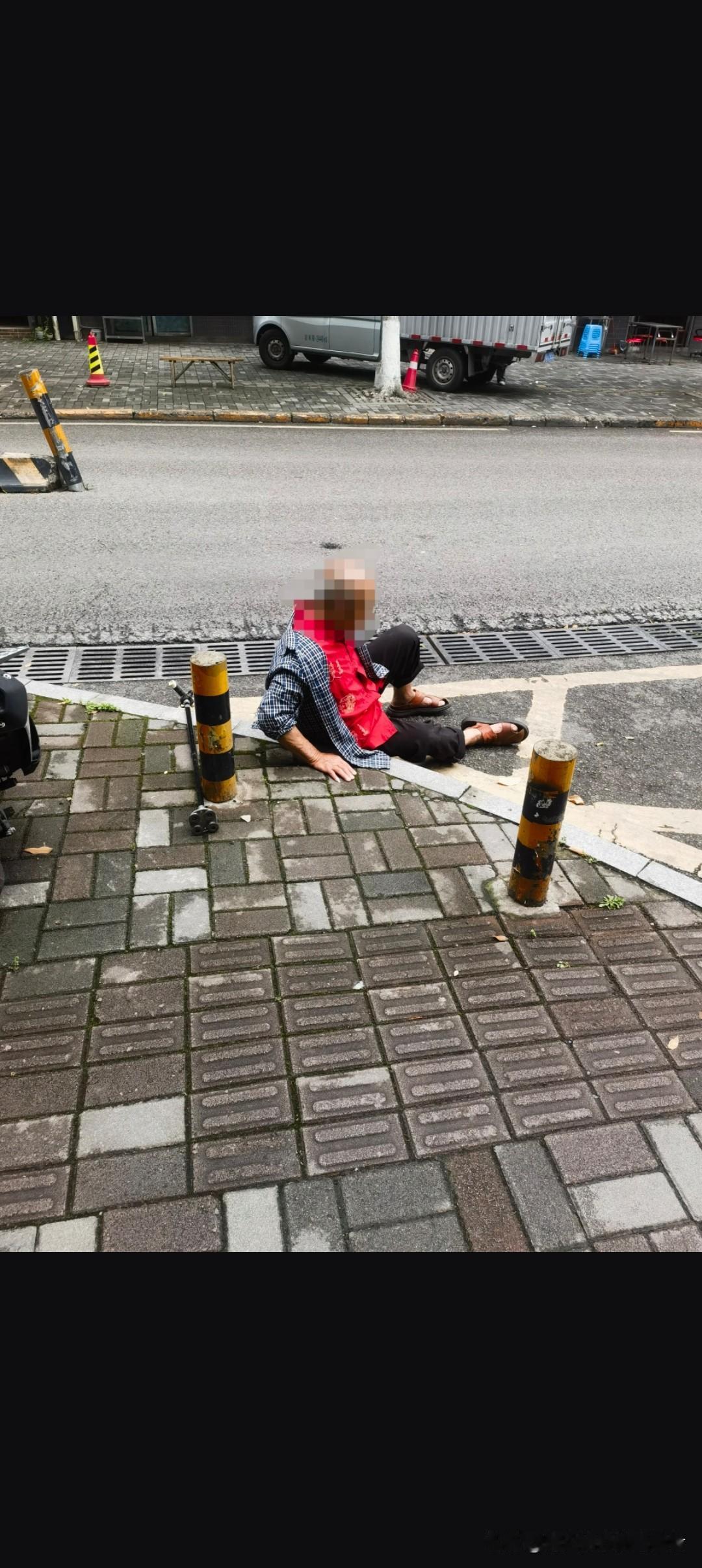 现在真的有人，明明心是热的，手却不敢伸。不是冷血，不是冷漠，是真的怕了。