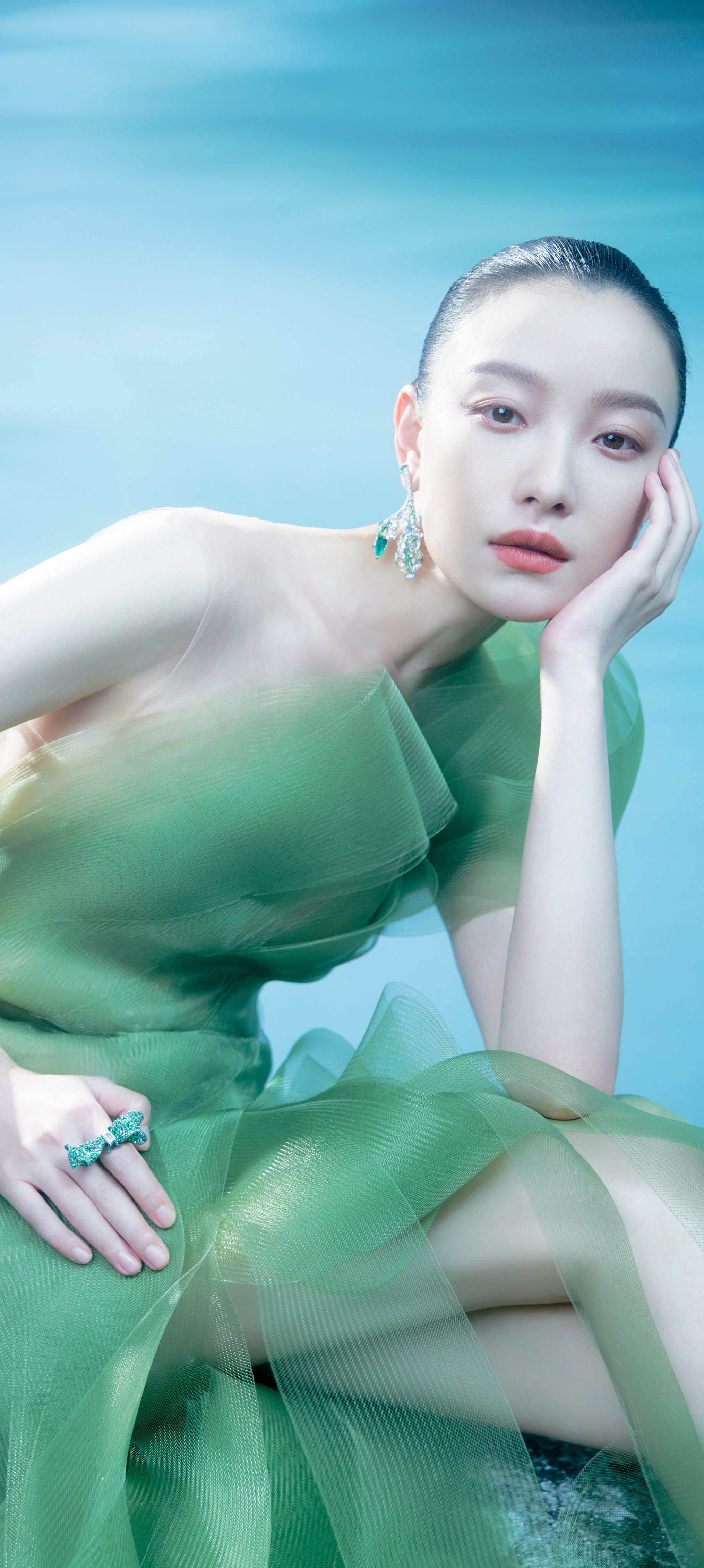 倪妮写真壁纸：绿意轻纱染，盈盈水云间，倩影半掩面。倪妮