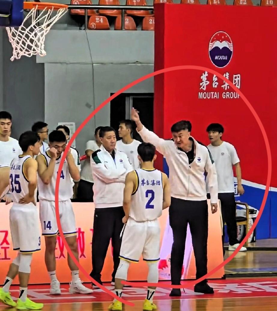 恕我直言！CBA总票王徐杰作为广东宏远头号球星，在某白酒热身赛中，被杜锋当众训话