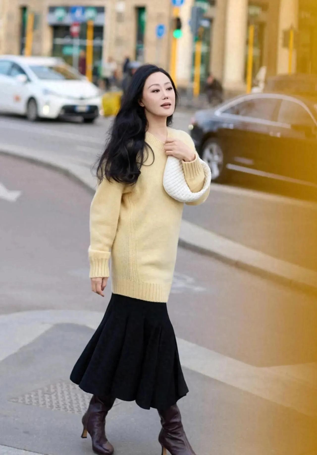 62岁章小蕙也太会了！奶黄色毛衣赢麻了✨谁能想到，62岁的章小蕙把基础款穿