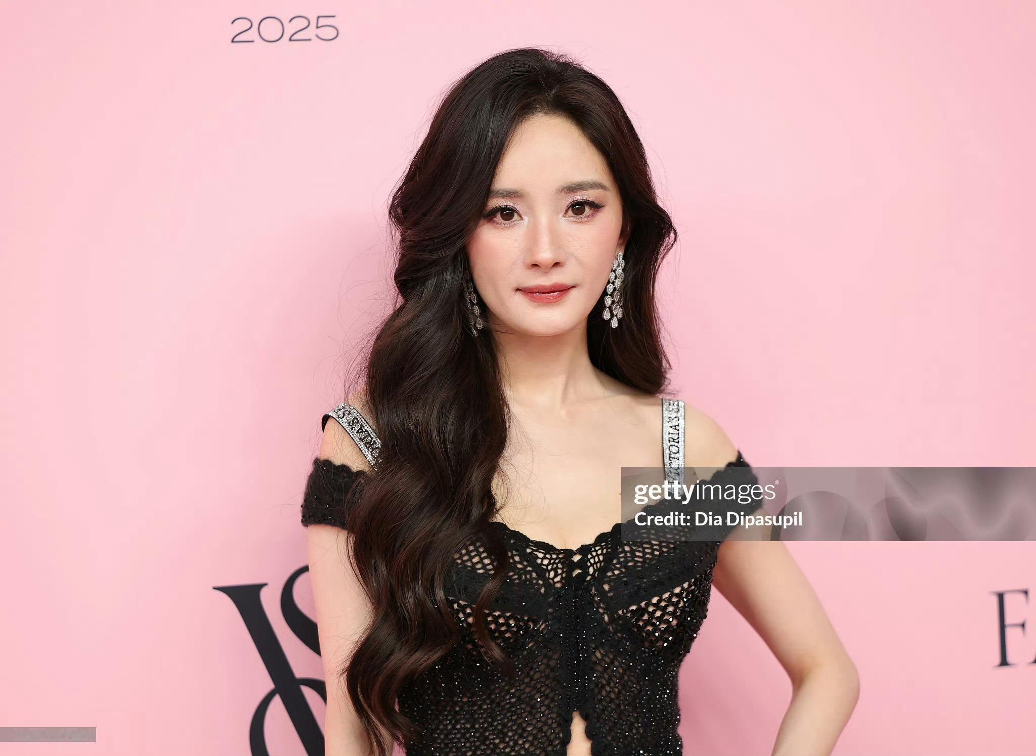 李乃文杨幂梅婷等19人任副会长杨幂在复制粘贴的时代，你是手写的诗