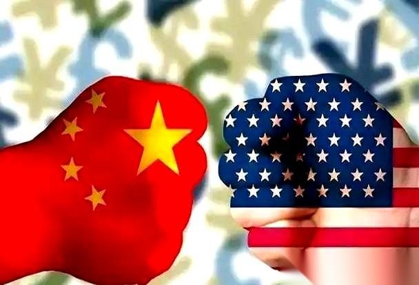 前一秒还剑拔弩张，恨不得老死不相往来。下一秒，在万米高空的飞机上，俩人（的国家