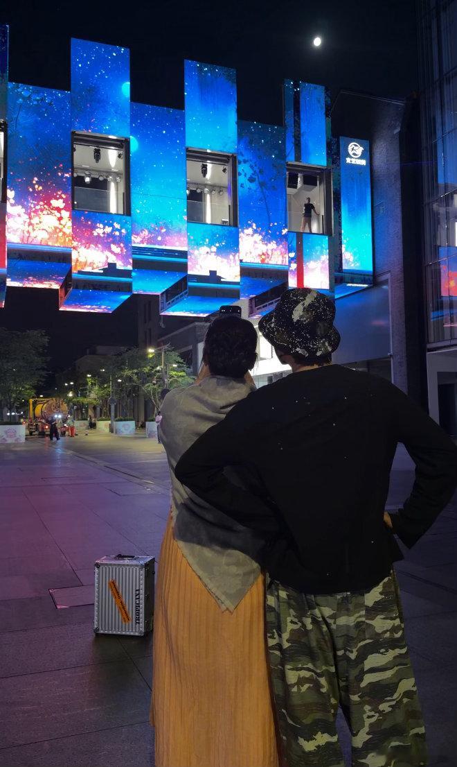 林依轮当众帮老婆整理头发林依轮帮老婆整理头发讲真的好羡慕这样的感情，林依轮和老婆
