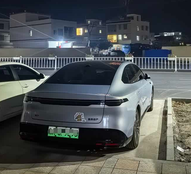 日产N7夜兜风，承包城市夜晚所有温柔忙碌一天卸下疲惫，约上三五好友，心血来潮开