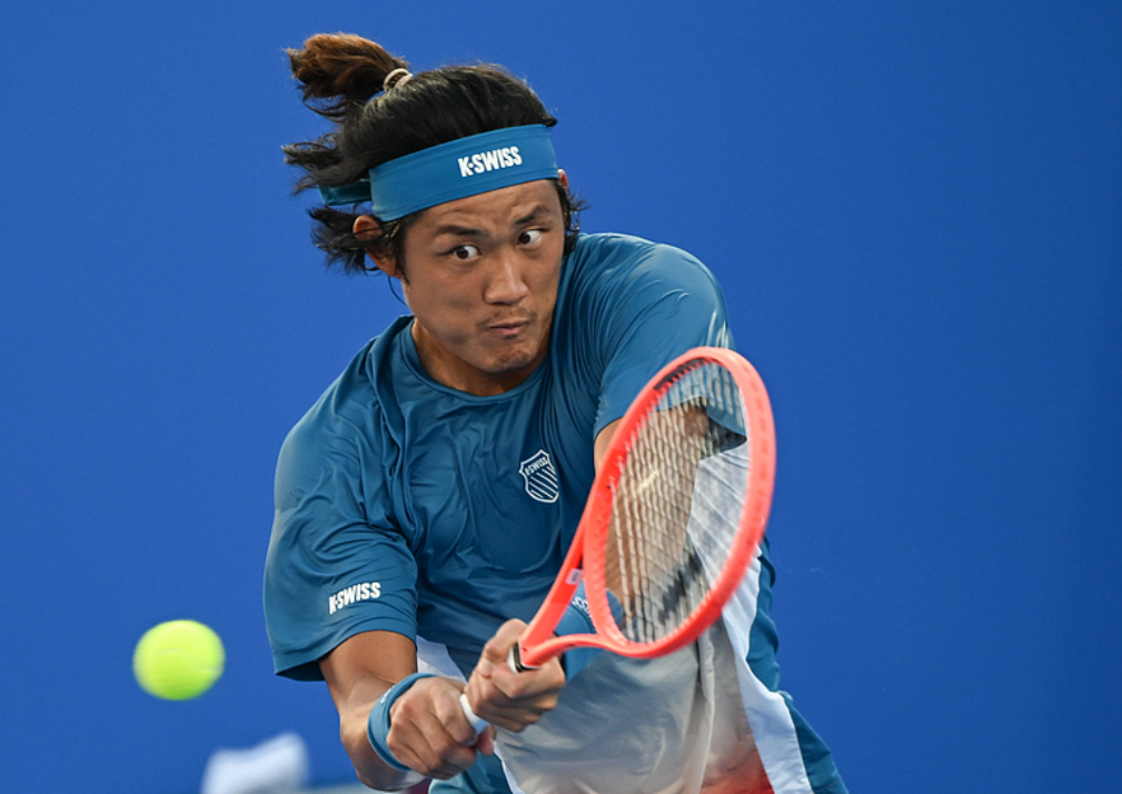ATP500多哈网球公开赛男单正赛首轮展开角逐。中国选手张之臻历经14小时跨洲飞