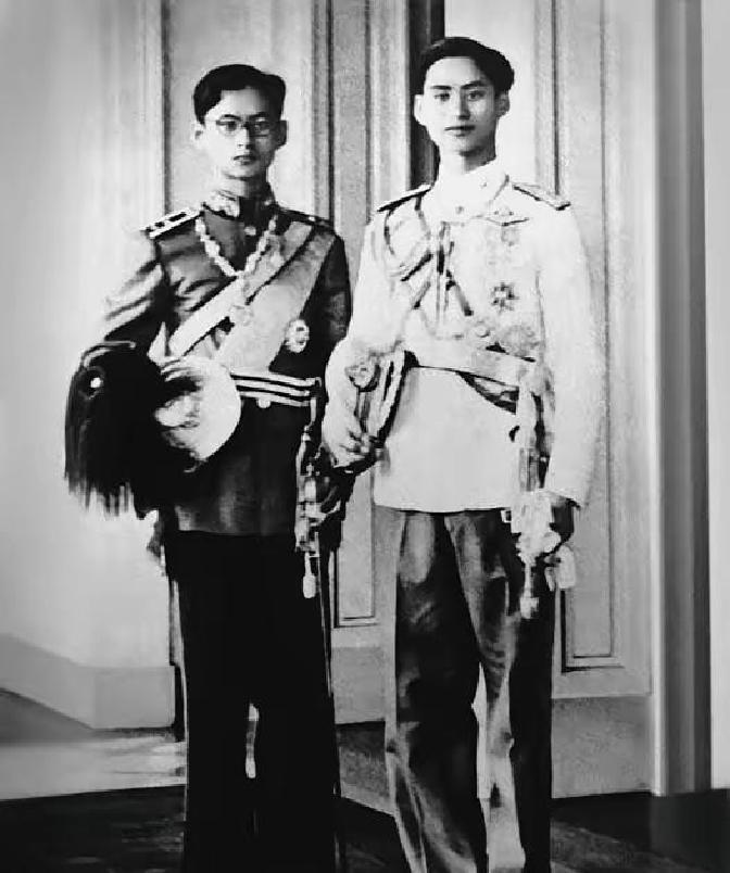 快讯！快讯！2016年10月13日，泰国王室突然宣布了普密蓬国王离世的消息