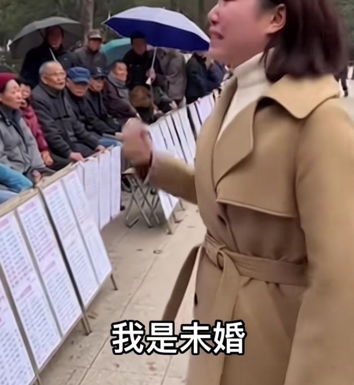 广州天河区一名女子相亲，从开始的滔滔不绝到最后崩溃，原来成年人的世界连情绪都是无