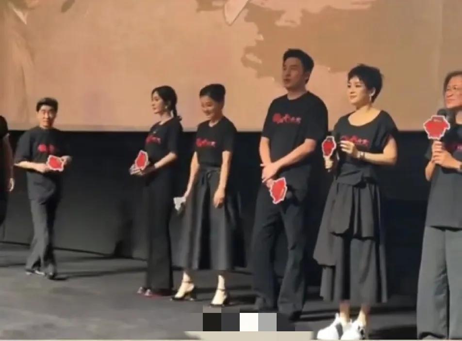 章子怡的争强好胜是骨子里的，一件关于电影的普通T恤到了她手里，都要被她各种折腾，