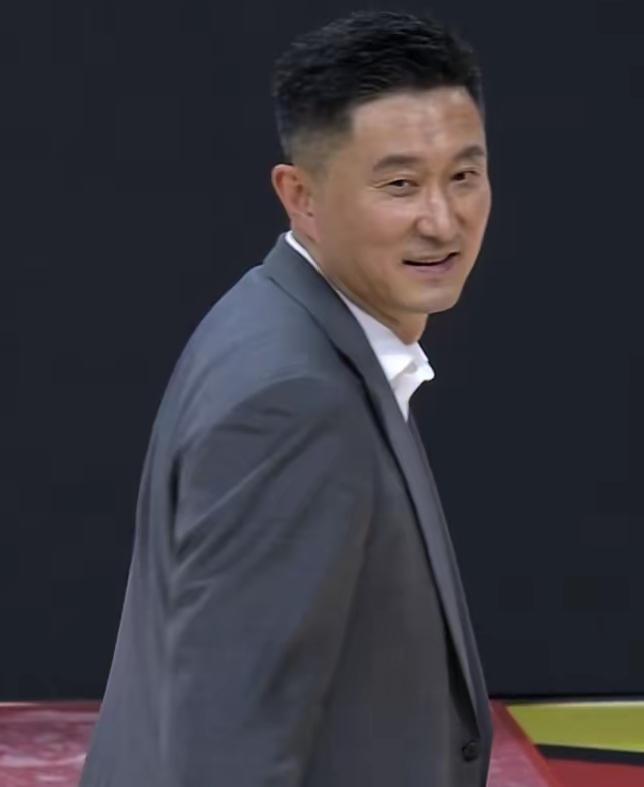 我颇同情广东队。这是一支看上去兵多将广实际上没几个人可堪大用的球队。近几个赛