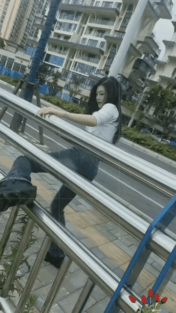 你说她身材好吧她穿过来了，你说她身材不好吧她穿过来了