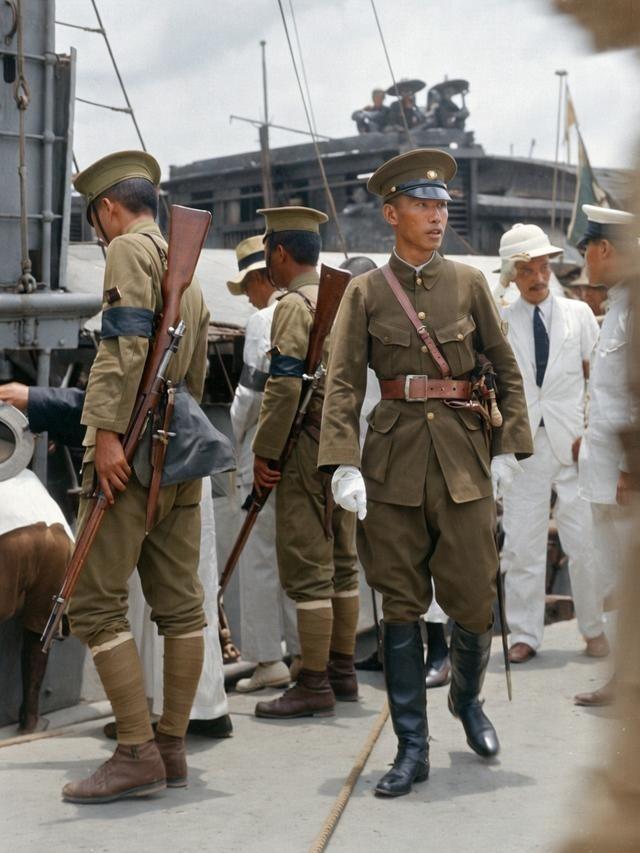 1925年，珠江江面轮船上，英文备注：“黄埔校长蒋介石，正为国民党讨伐陈炯明的