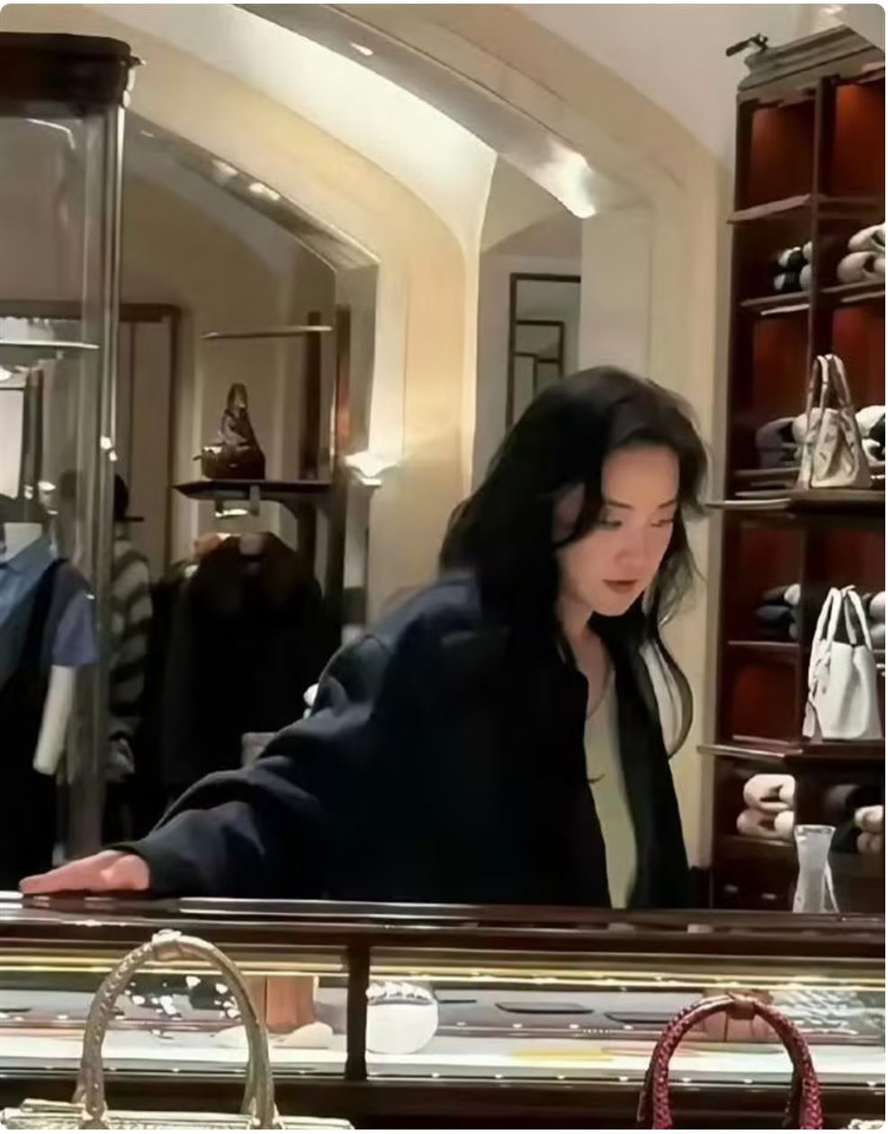 贾玲彻底大变样！甩掉搞笑胖妹人设，高冷时尚模样判若两人