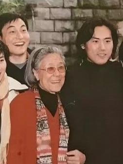 2003年，沙玉华、杨俊勇、李玥，一张罕见的合影，居中老人是“刘姥姥”沙玉华，左