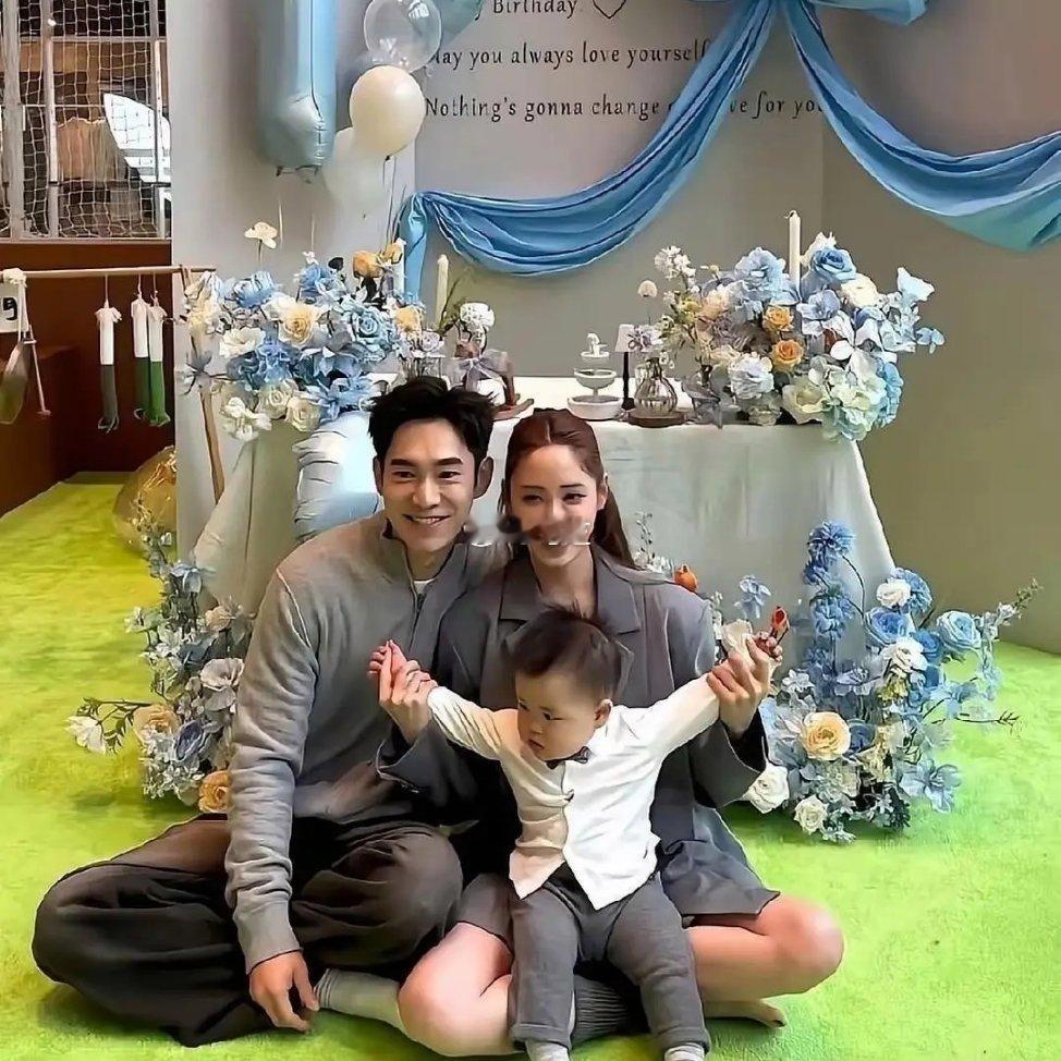 欧阳妮妮儿子周岁宴全家齐聚，有欧阳娜娜教小外甥以后肯定也是音乐天才[doge]​