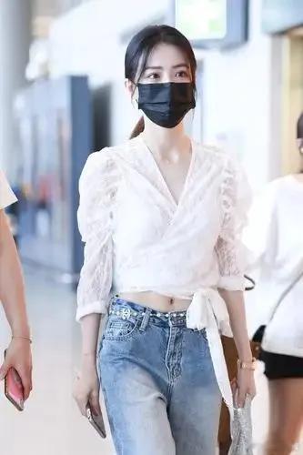 徐璐机场私服真时髦，穿蕾丝上衣配牛仔裤，小蛮腰好抢镜​​​