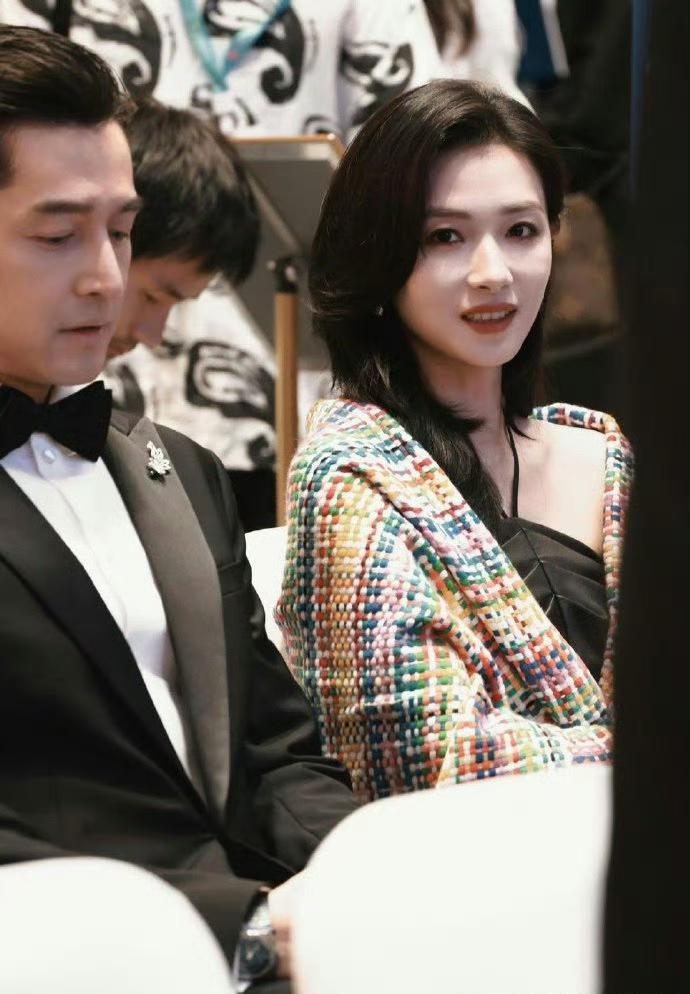给胡歌：给你看看我女儿，刚拍的照片。万茜：哎哟，快我悄悄看看，我帮你挡着点。