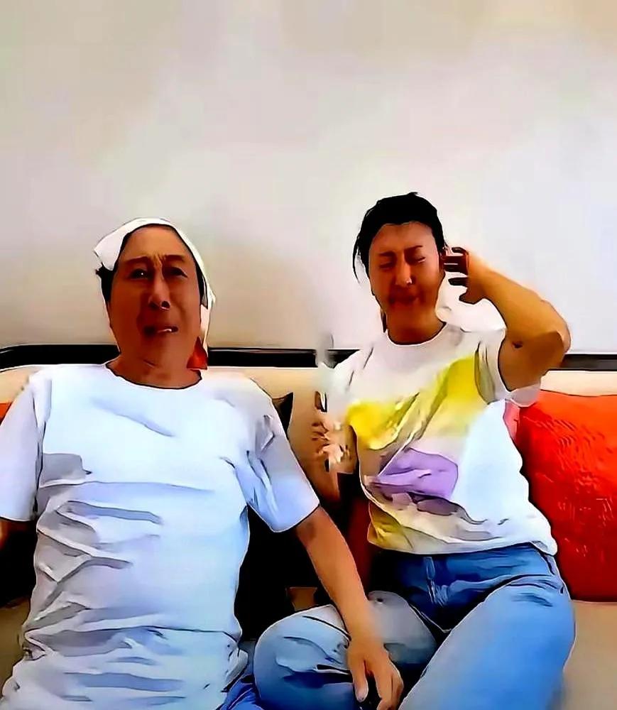 冯巩评论区被冲烂了，上万条留言都在骂他：管管你老婆闫学晶！一口一个老公，一口一