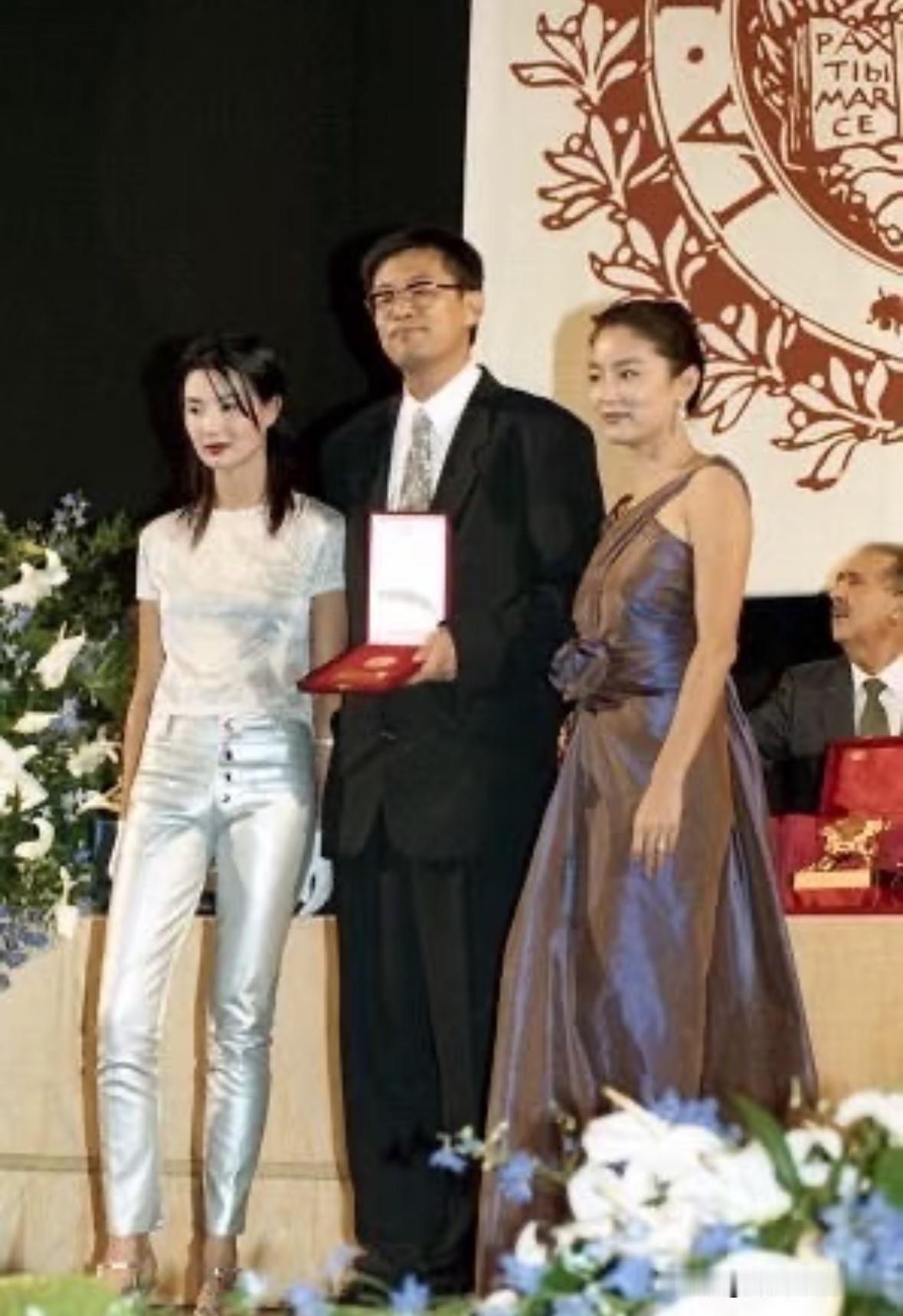 1994年威尼斯电影节张曼玉、林青霞颁发摄影奖。1994年第51届威尼斯国际
