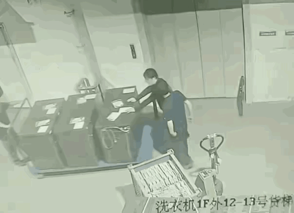 主管吐痰到工人脸上，工人三拳把他打倒在地：你吐的不是痰，是他的命！​主管嫌