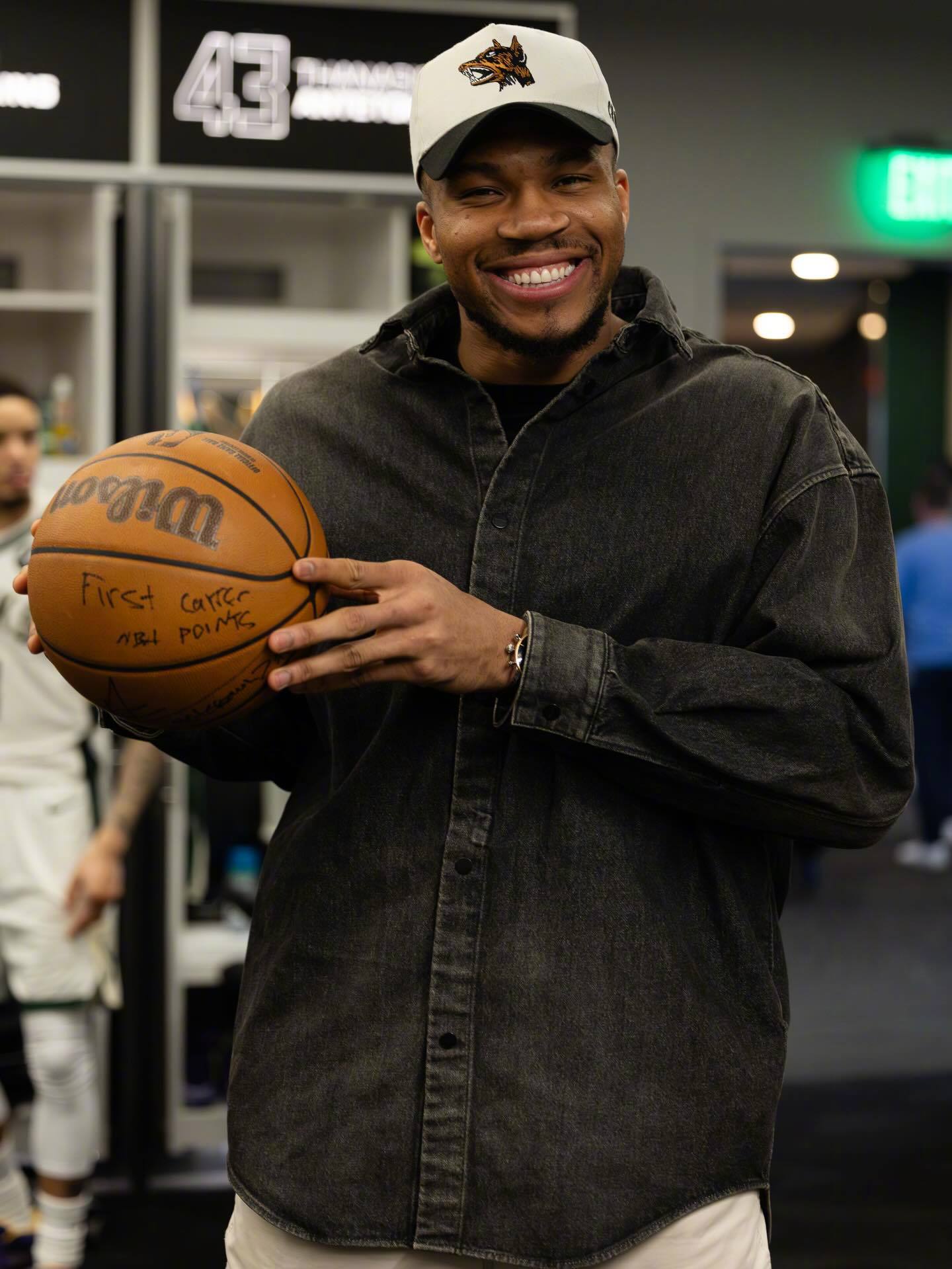 字母哥祝贺弟弟亚历克斯迎来NBA生涯首秀，三兄弟在同一支同时效力也是NBA历史头