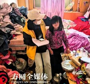 北京，一女子带5岁女儿和男友同住，男友趁女子上班，借调皮为由，让女孩面壁罚跪，拳