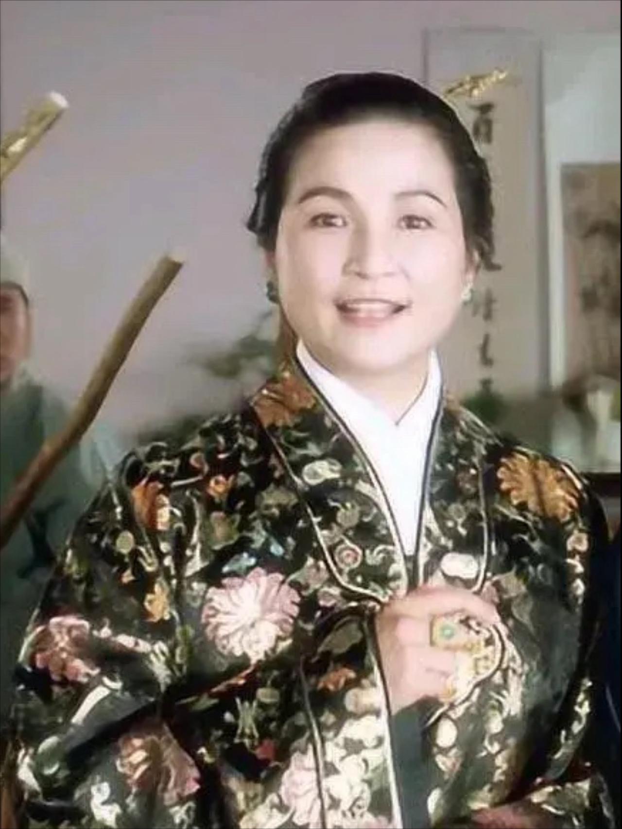 接演“华夫人”时，郑佩佩刚离婚，没房住，兜里比脸干净。她看不懂周星驰的无厘头，却