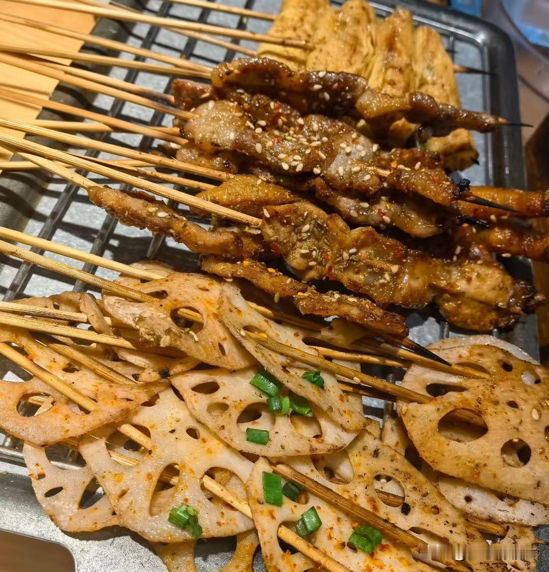 老年人一定要管住自己的嘴。一阿姨60岁了，因为自己的儿媳妇生了三个女儿，她感到很