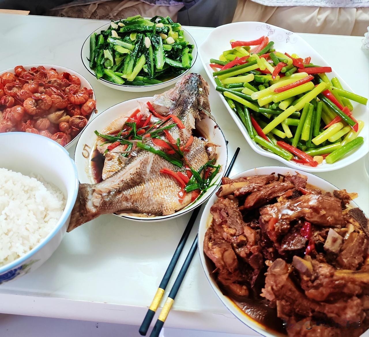 今天可算吃了一次温馨的晚餐！父子俩六年没开口交流，吃饭也不在一个桌子上，要么黑皮