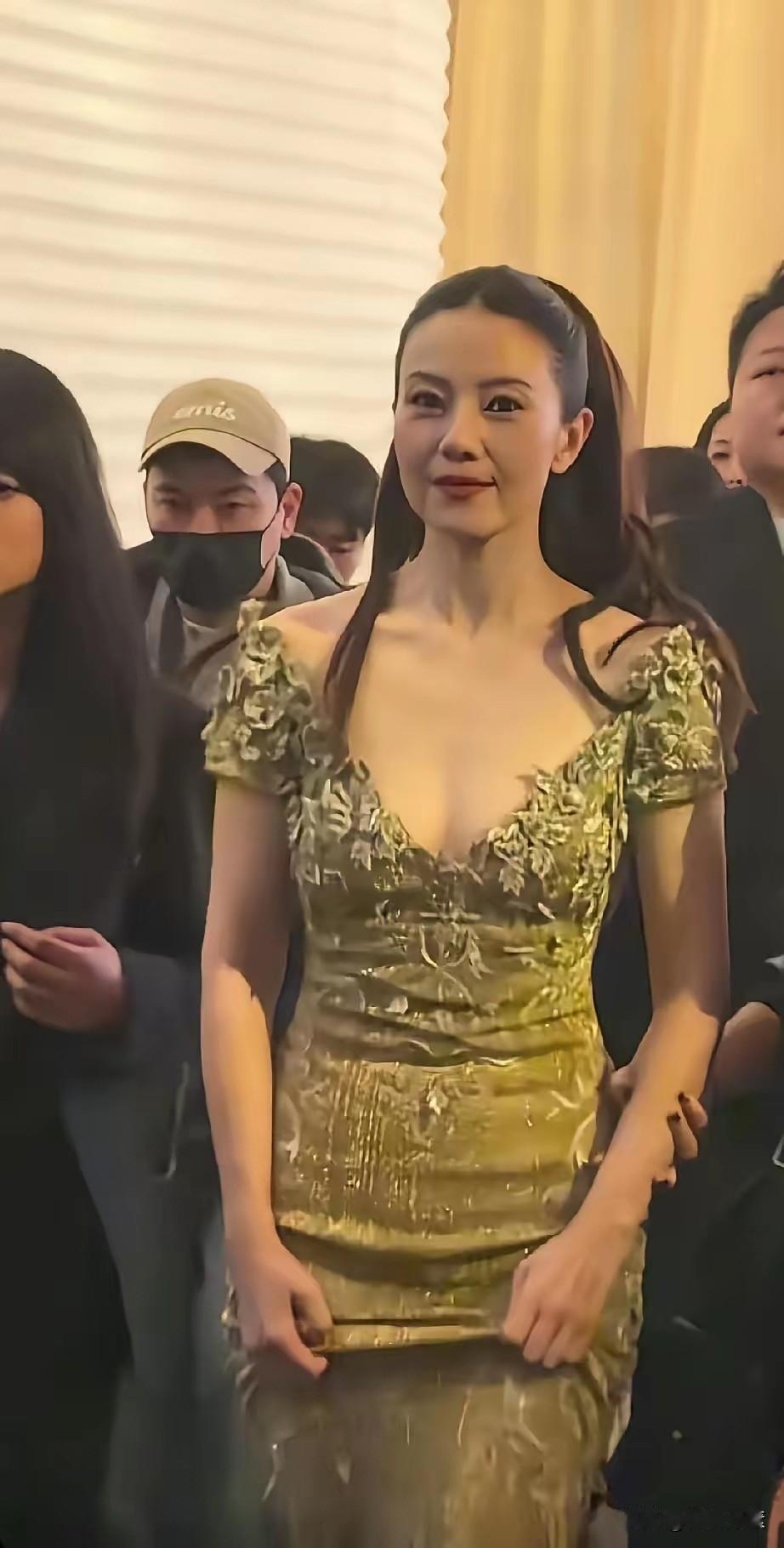 国民女神高圆圆，快五十岁了，居然还有这么好的身材，凹凸有致，苗条紧致，看上