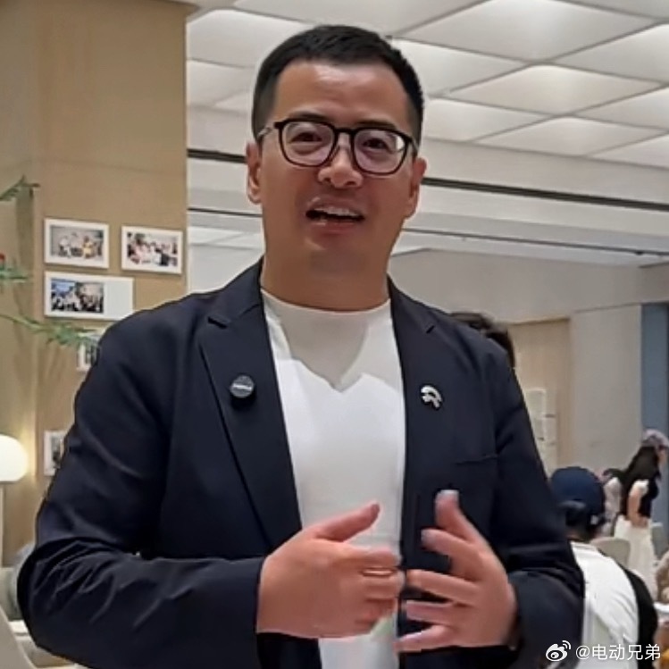 力洪在深圳分享了几个信息：双舱大5座乐道L80会在今年5月15直接发布并在当天启