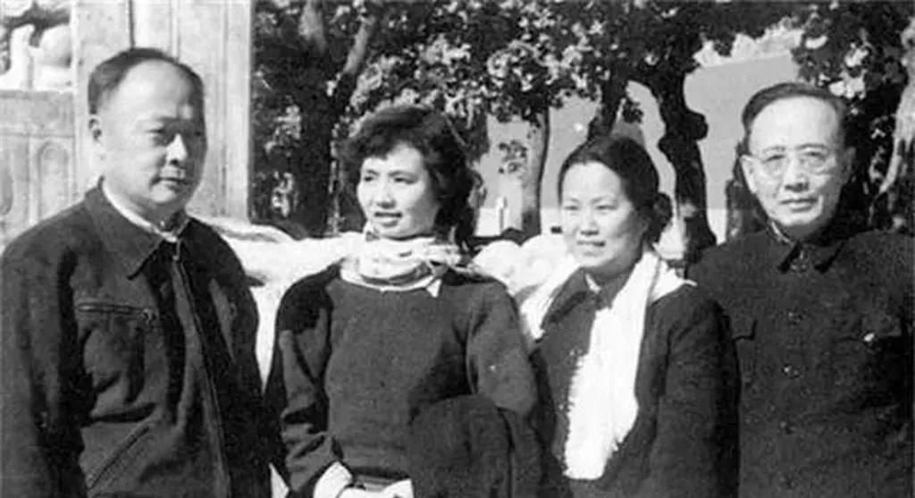1960年代初，陈毅元帅携夫人张茜与郭沫若及夫人于立群留下珍贵合影。两对文坛政界