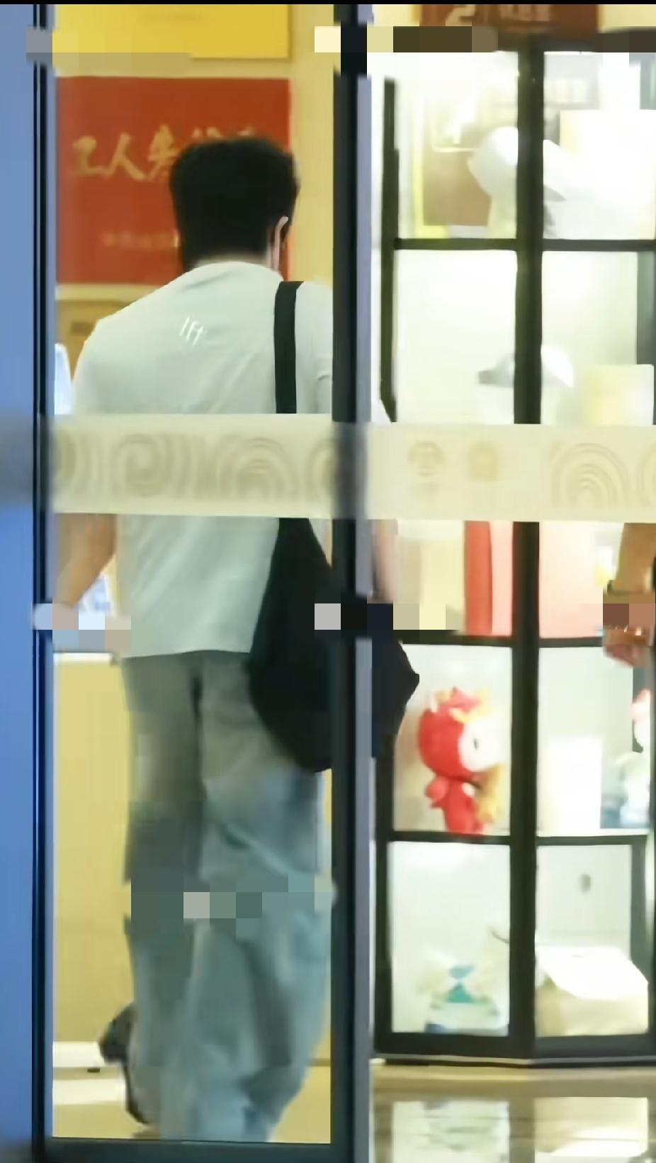 新鲜路透！王楚钦动身前往大连征战乒超联赛啦一身简约白T搭配浅灰阔腿裤，背着大包