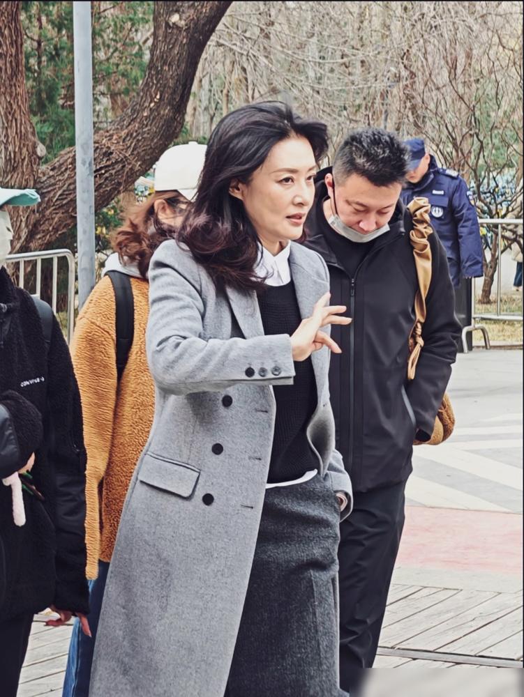 57岁周涛再被偶遇，我才明白53岁的董卿输在哪了。周涛一身灰色毛呢大衣，脚