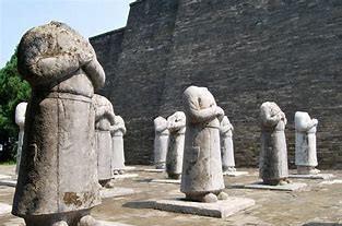 武则天墓前61个无头石人，千年来无法解释，却在1971年解开。陕西乾县的黄土