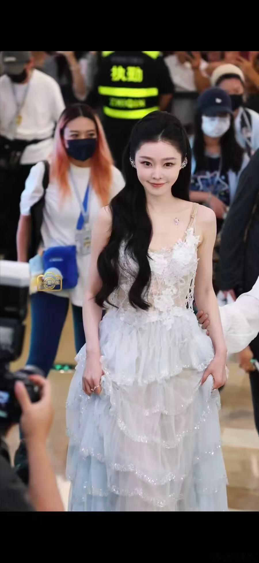 宋轶线下人气宋轶现场人气宋轶线下人气，我举着手机拍她，手都抖了，太激动了。​​