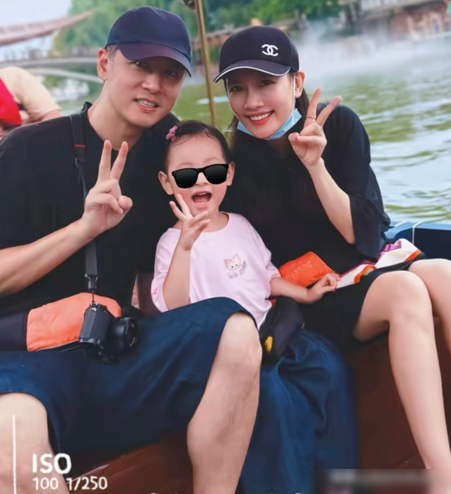 任重念信念到一半，哭崩了，三岁女儿在旁边拍他：爸爸不哭。就这一下，我划走的手指又划回来了。这信是孙骁